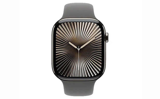 در این عکس صفحه نمایش اپل واچ ۴۶ میلی‌متری S10 تیتانیوم با بند اسپرت سیلیکون نمایش داده شده است.